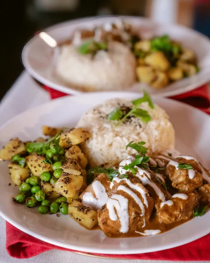 Platos de curry alineados para el servicio.
