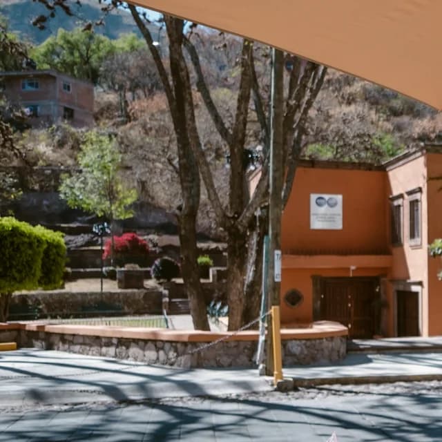 Architectural context on Paseo de la Presa by the restaurant.