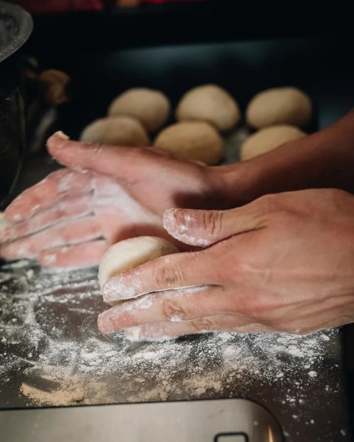 Masa formada a mano antes de hornear.